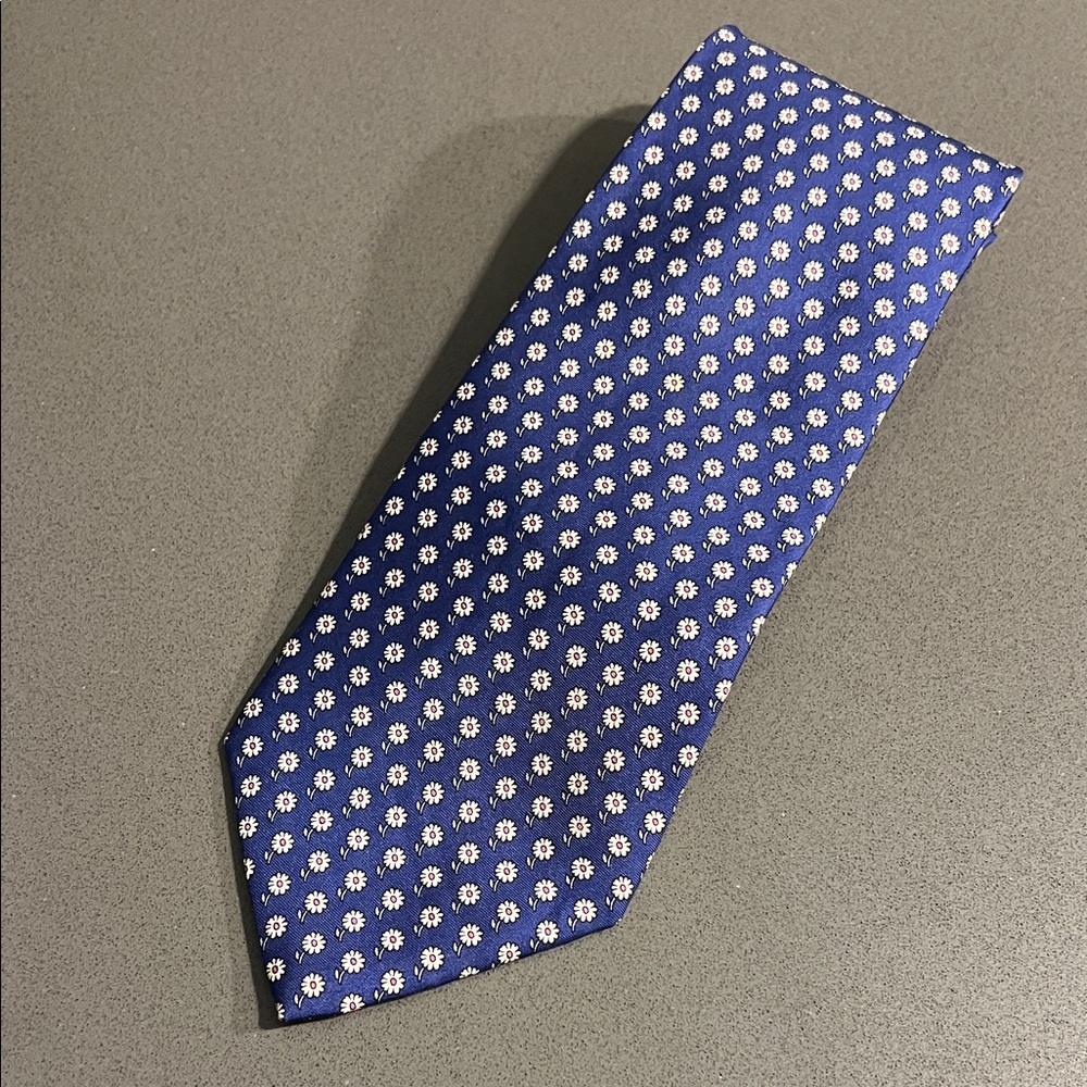 Brooks Brothers 100% Silk tie in Blue solid with white daisy pattern